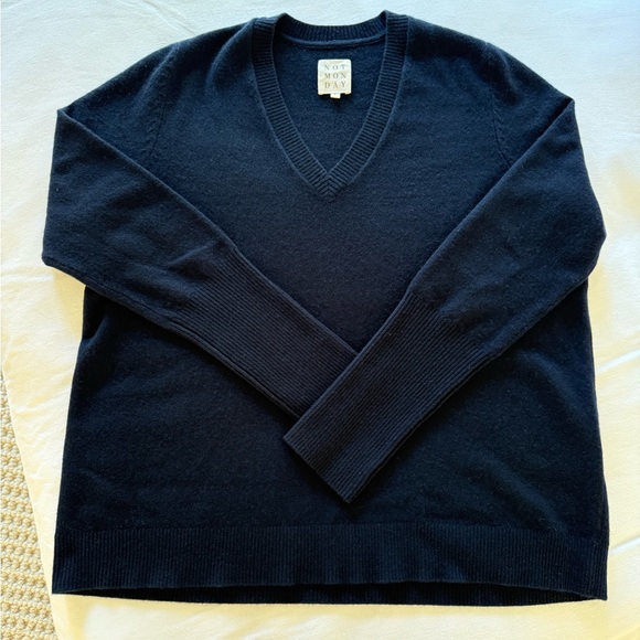 Navy v neck cashmere, size large - Picture 1 of 3